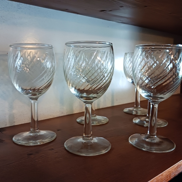 Crystal Swirled Wine Glass Set - Picture 2 of 8
